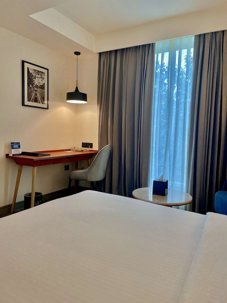 Deluxe Room, 1 King Bed, Non Smoking - Photo 4