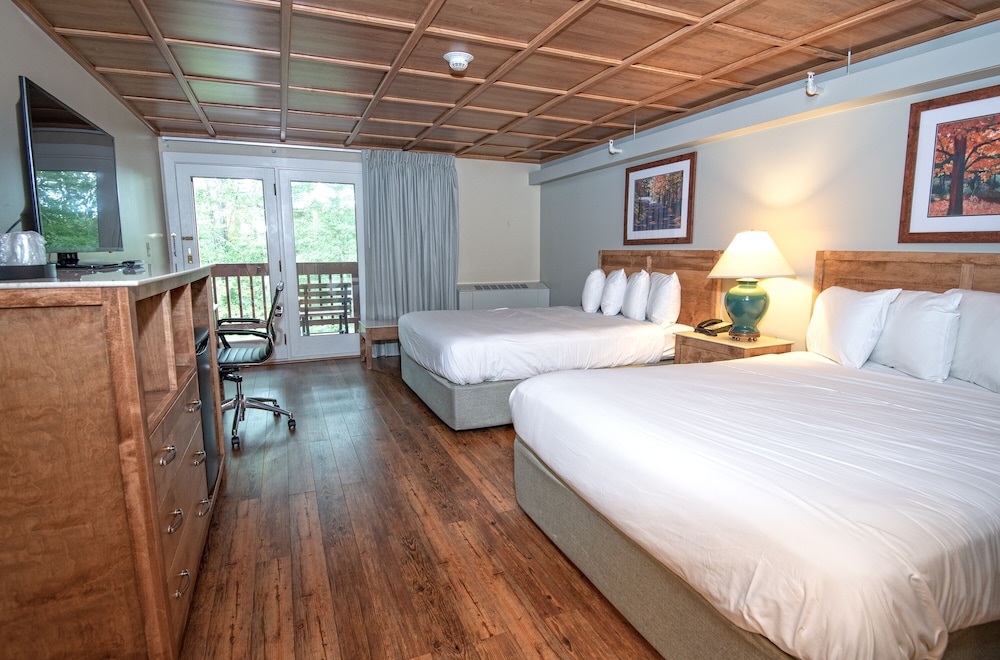 Room, 2 Queen Beds (No Pets Allowed) photo 1