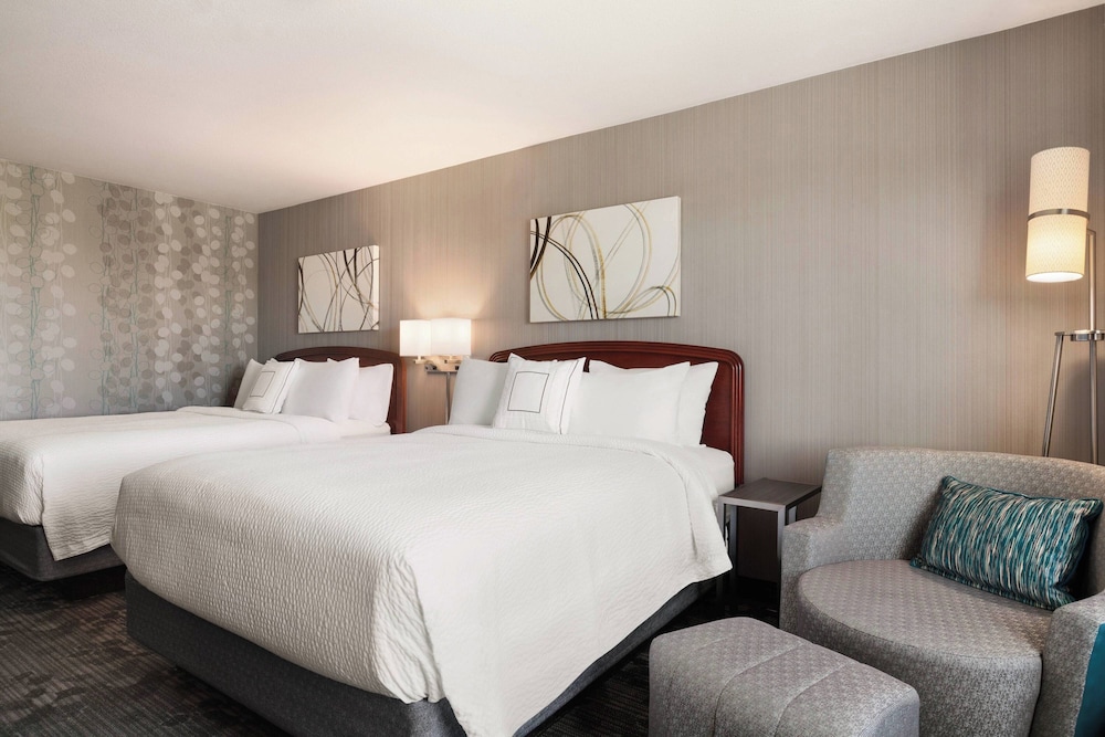 Room, 2 Queen Beds (Mobility/Hearing Accessible, Tub) - Photo 4