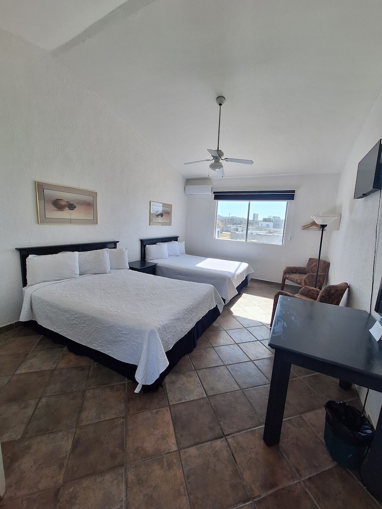 Standard Double Room, 2 Queen Beds photo 3
