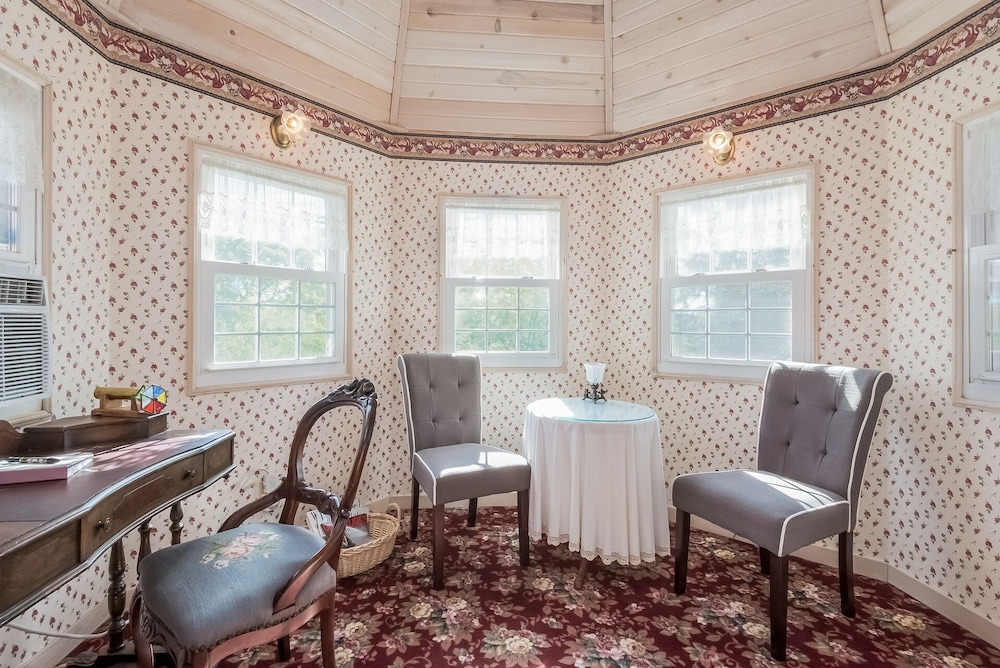 Luxury Suite, 1 Queen Bed, Jetted Tub (Northern Spy) photo 3