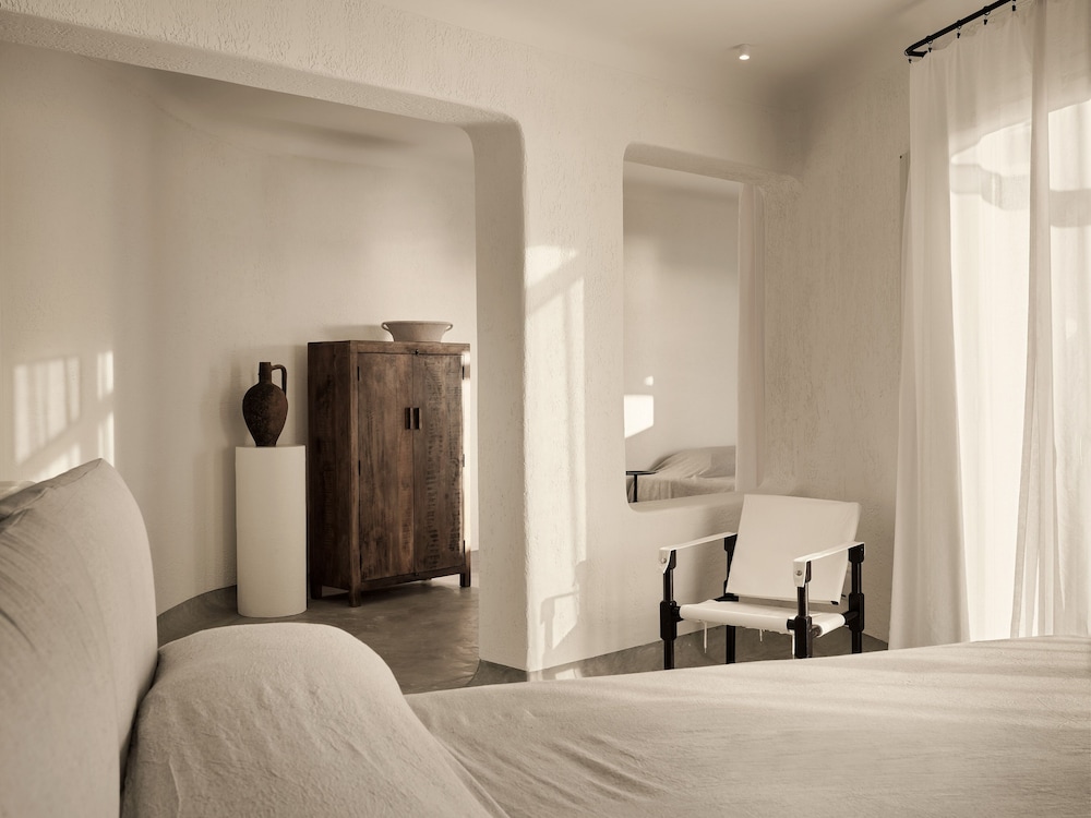 Grand Bohemian Sunset & Sea View Suite with Heated Plunge Pool thumbnail 5