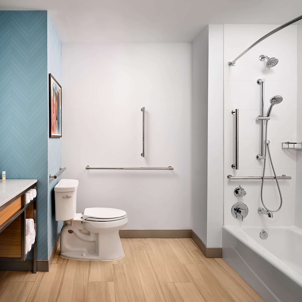 Room, 2 Queen Beds, Accessible, Bathtub (Hearing) - Photo 6