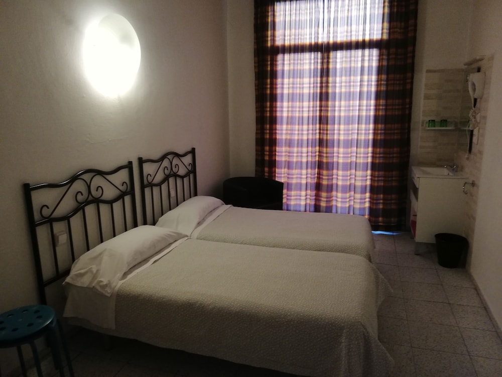 Double Room, 2 Twin Beds, Shared Bathroom photo 2