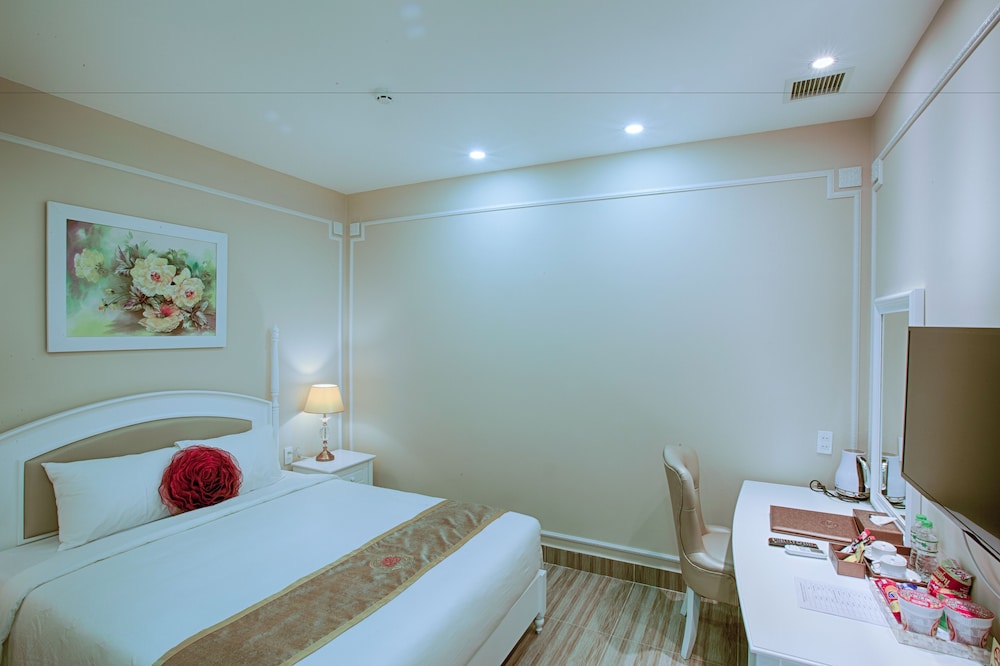 Basic Double Room, 1 Queen Bed, Refrigerator, Corner photo 1