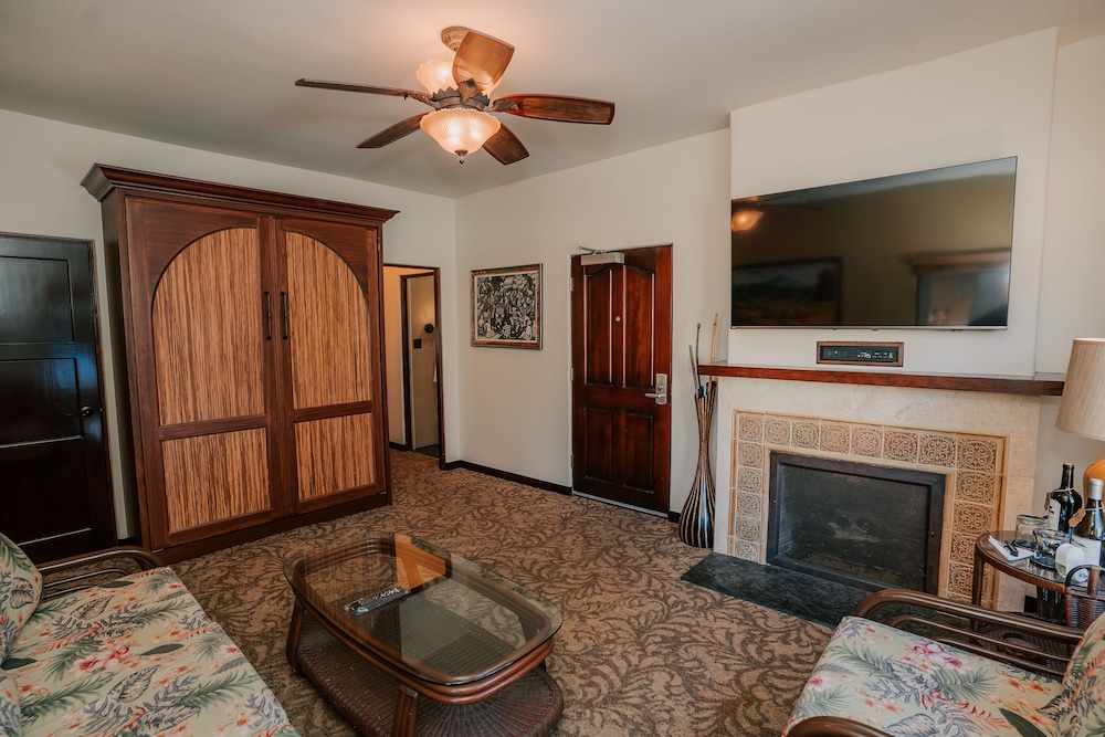 Deluxe Room, Multiple Beds - Photo 7