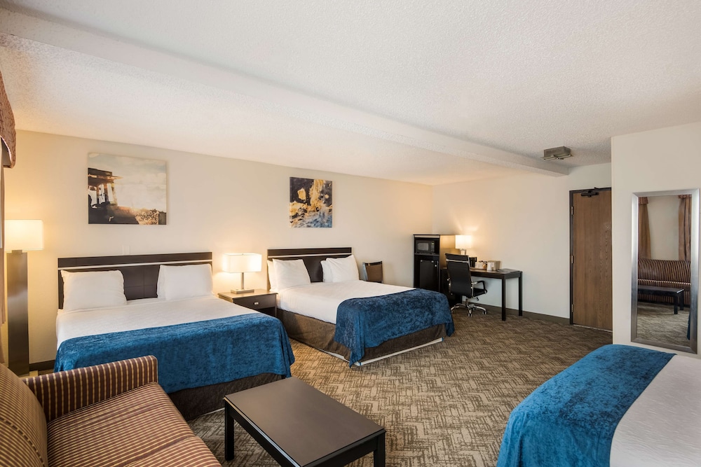 Suite, Multiple Beds, Non Smoking (with Sofabed) photo 3