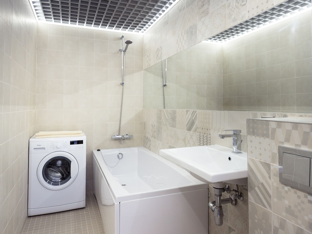 APARTMENT 5, Large 1 Bedroom with Bath photo 2