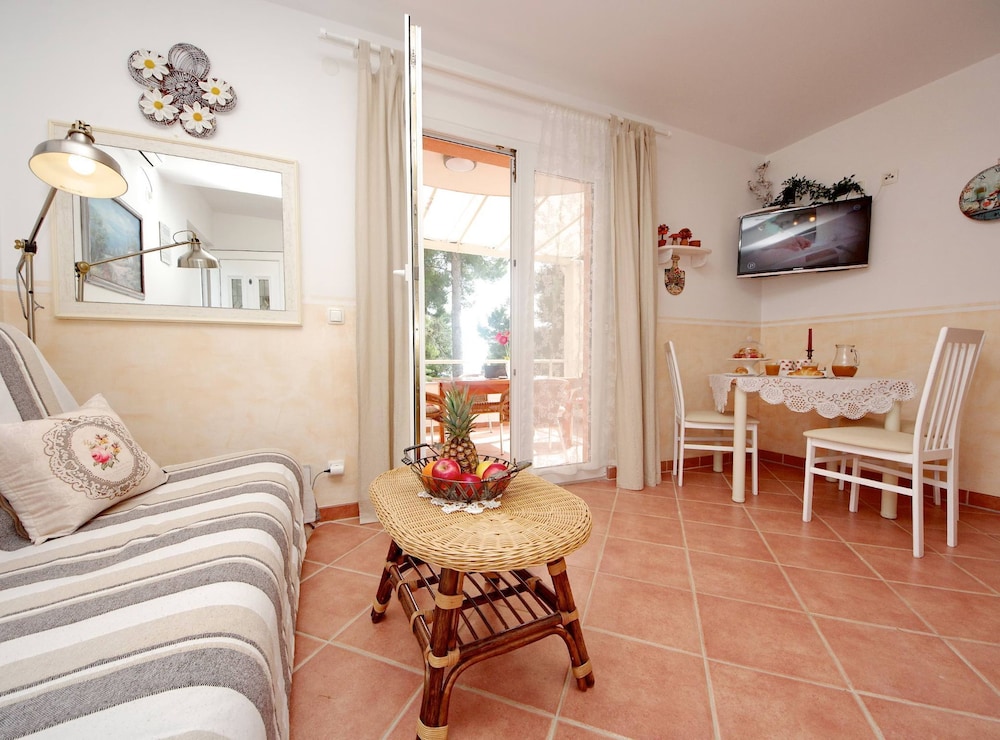 Apartment (One Bedroom Apartment with Balcony an)