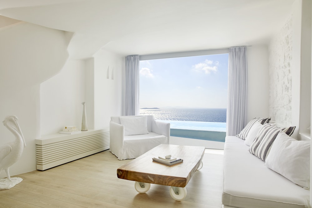SUITE WITH POOL
