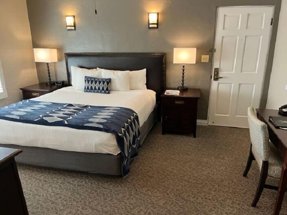 Deluxe Room, 1 King Bed photo 3