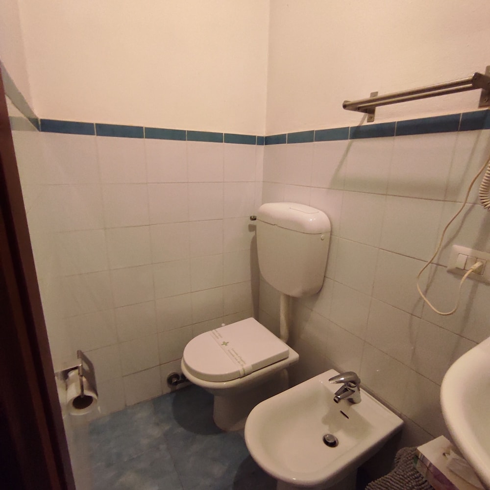 Economy Double Room - Photo 9