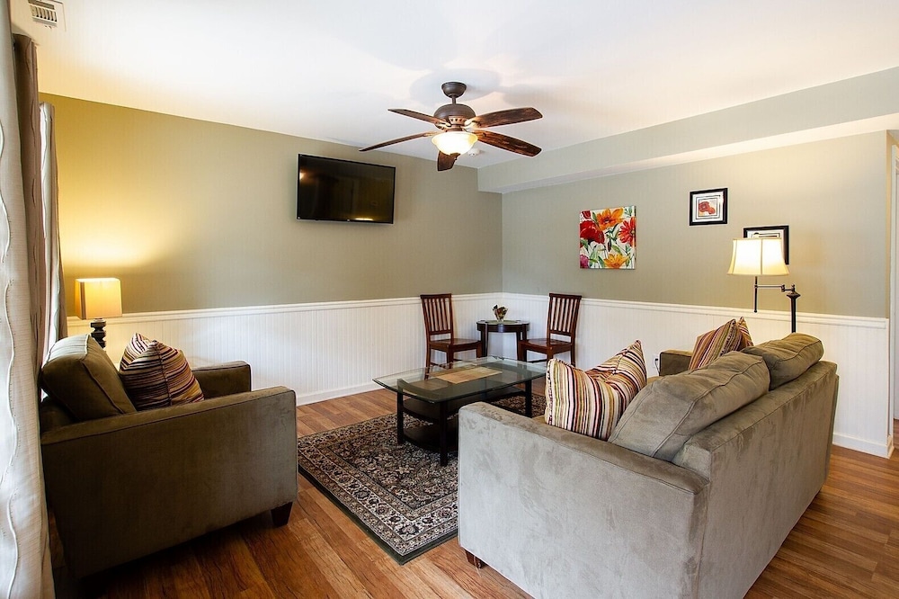 Standard Room, 1 Queen Bed with Sofa bed, Non Smoking (Golden Pines, 4 Person Villa) photo 2