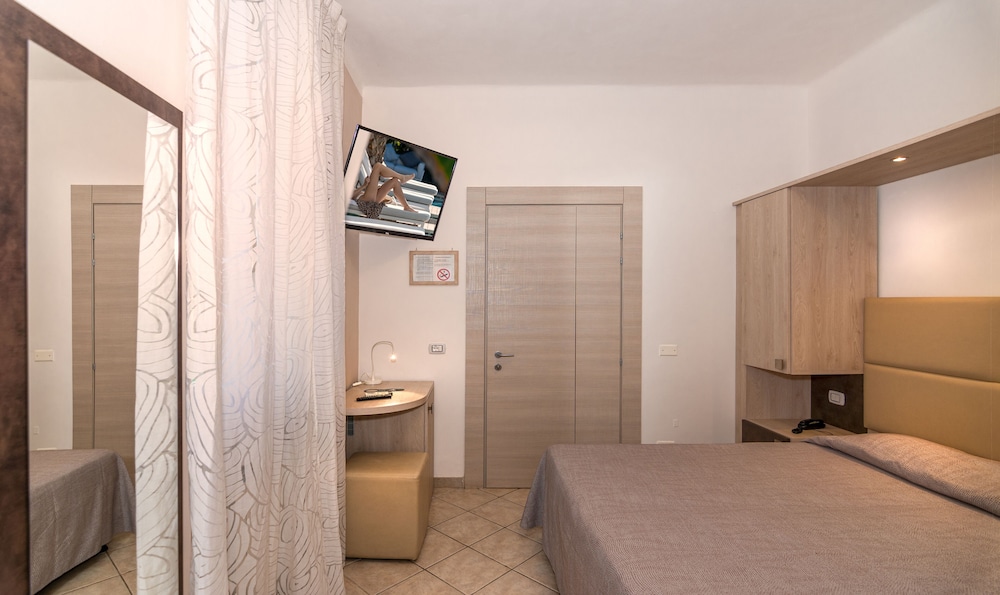 Double Room, Ground Floor (Small) photo 3