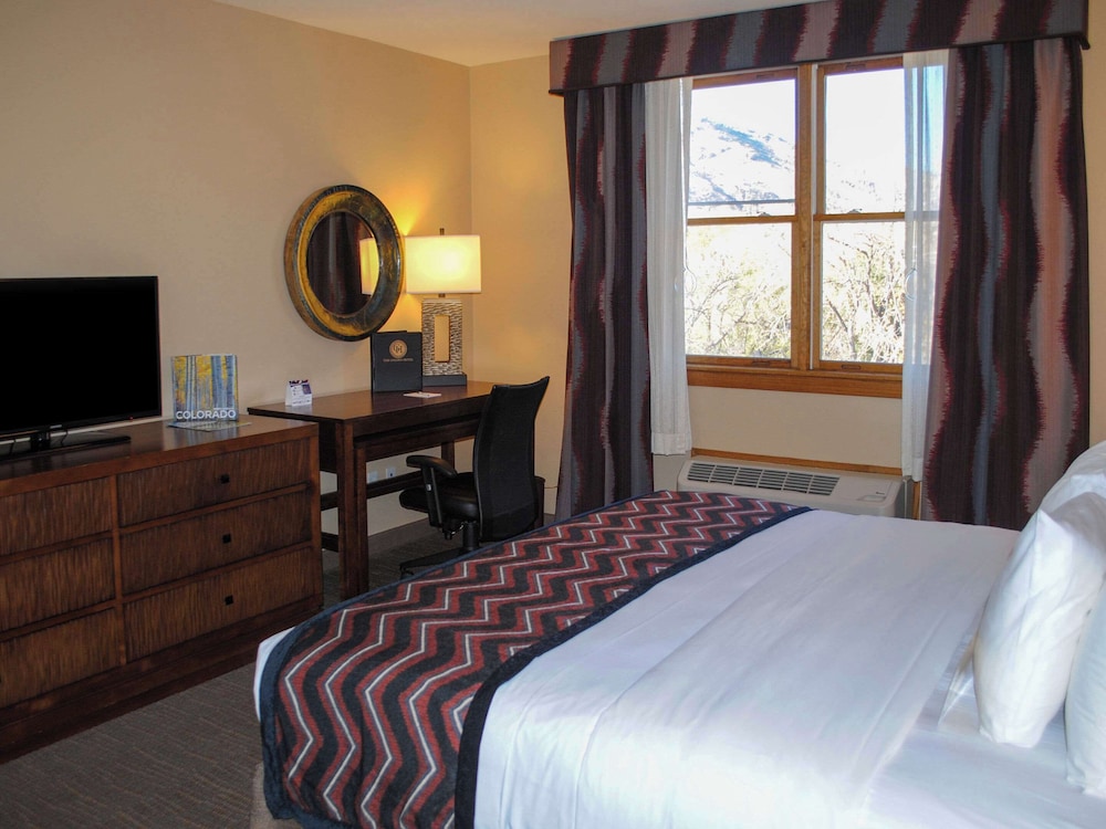 1 King Bed, Mobility Accessible, River View (Accessible Tub) photo 1