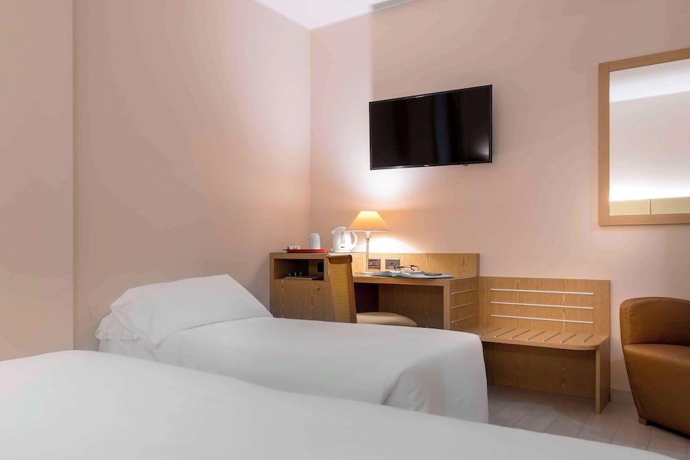 Standard Room, Multiple Beds, Non Smoking - Photo 4