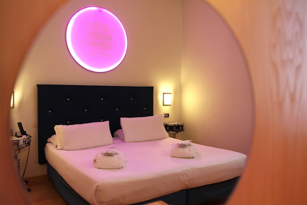 Superior Double or Twin Room, 1 King Bed thumbnail 5