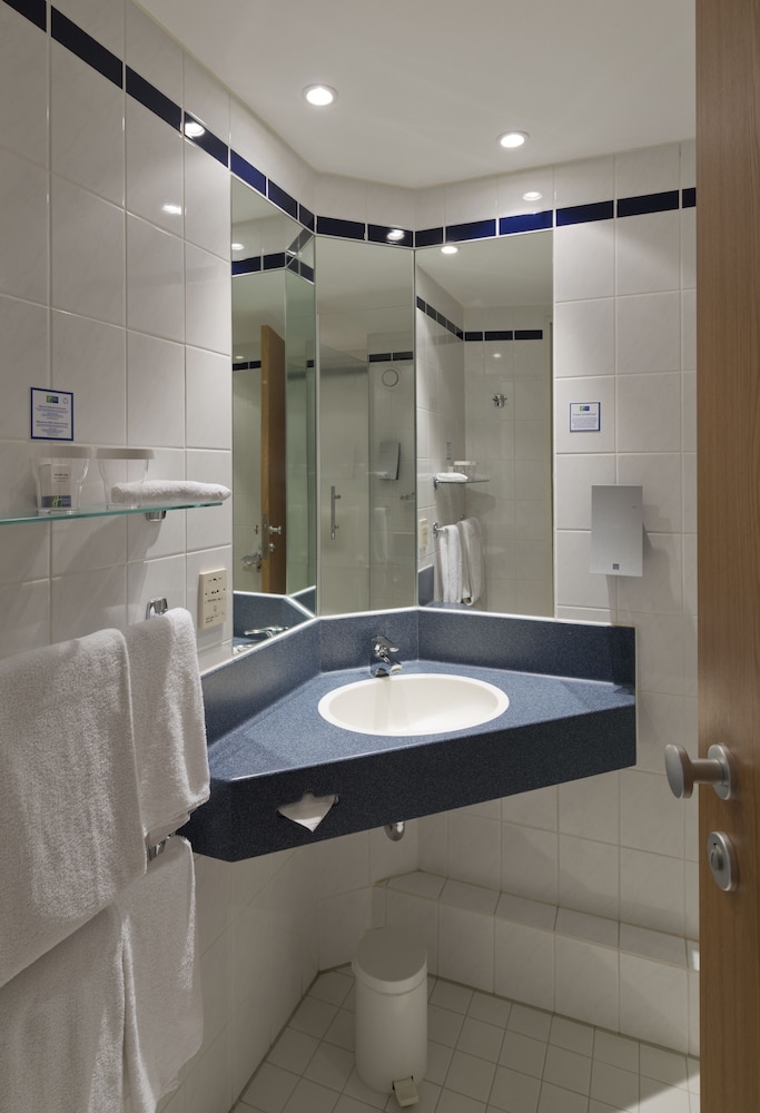 Standard Room, 1 Double Bed (Free Breakfast) - Photo 5