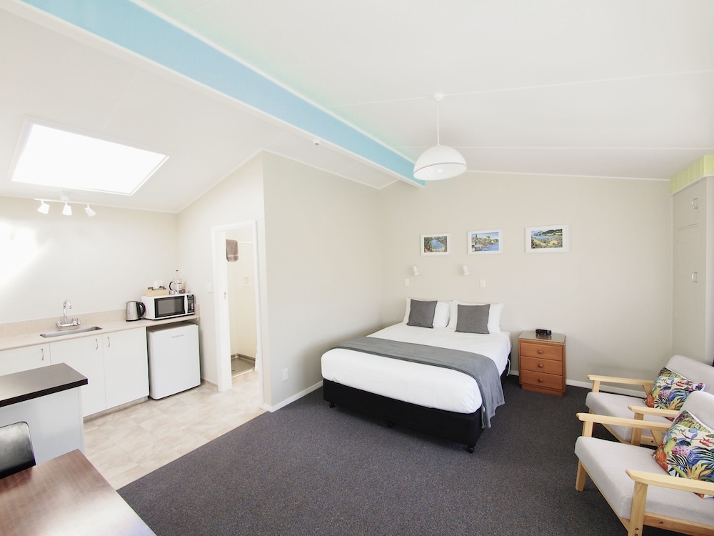 Queen Studio photo 1