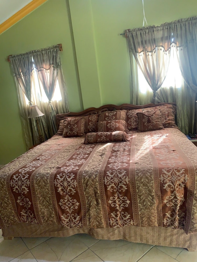 Deluxe Queen Suite