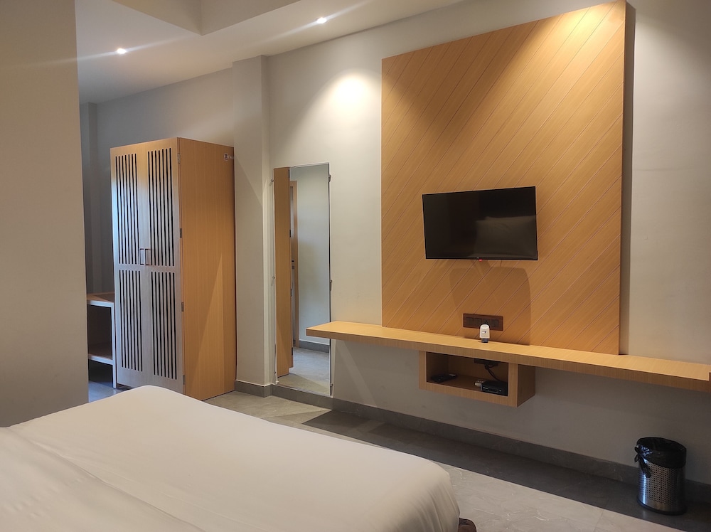 Deluxe Room - Photo 5
