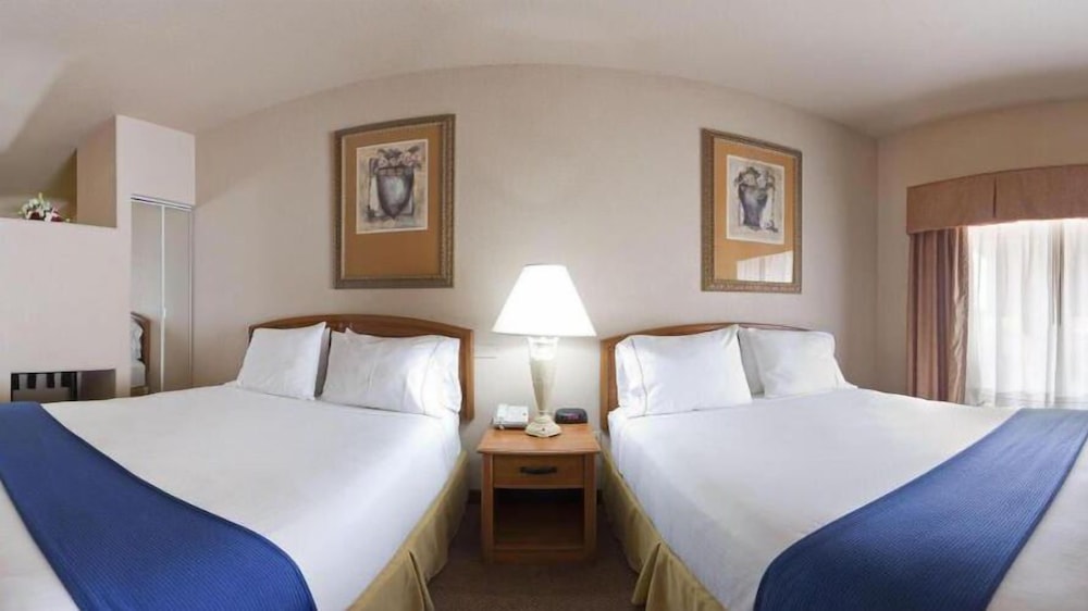 Suite, 2 Queen Beds - Photo 6
