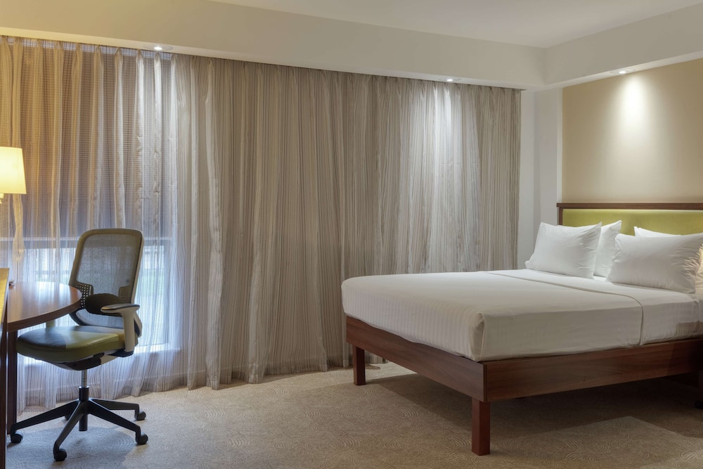 Room, 1 Queen Bed, Accessible - Photo 3
