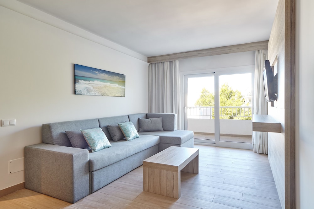 Suite, Balcony, Partial Sea View - Photo 3
