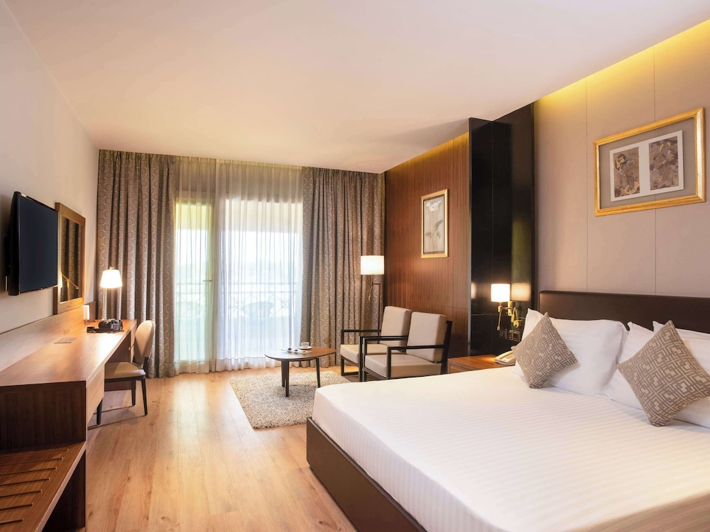 Executive Suite, 1 King Bed, Garden View