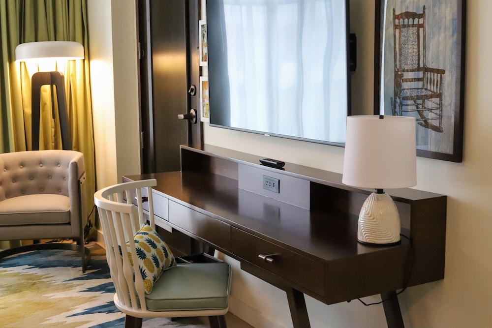 Room, 1 King Bed, Accessible (Mobility, Roll-In Shower) - Photo 2