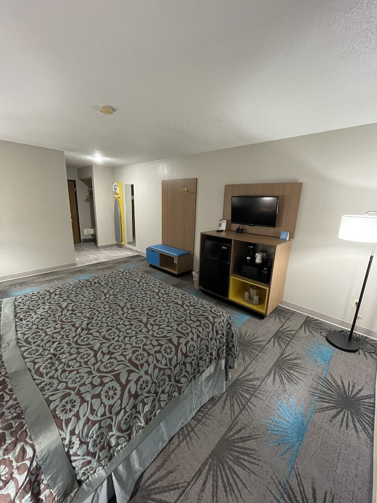 Efficiency, Standard Room, 1 Queen Bed - Photo 2