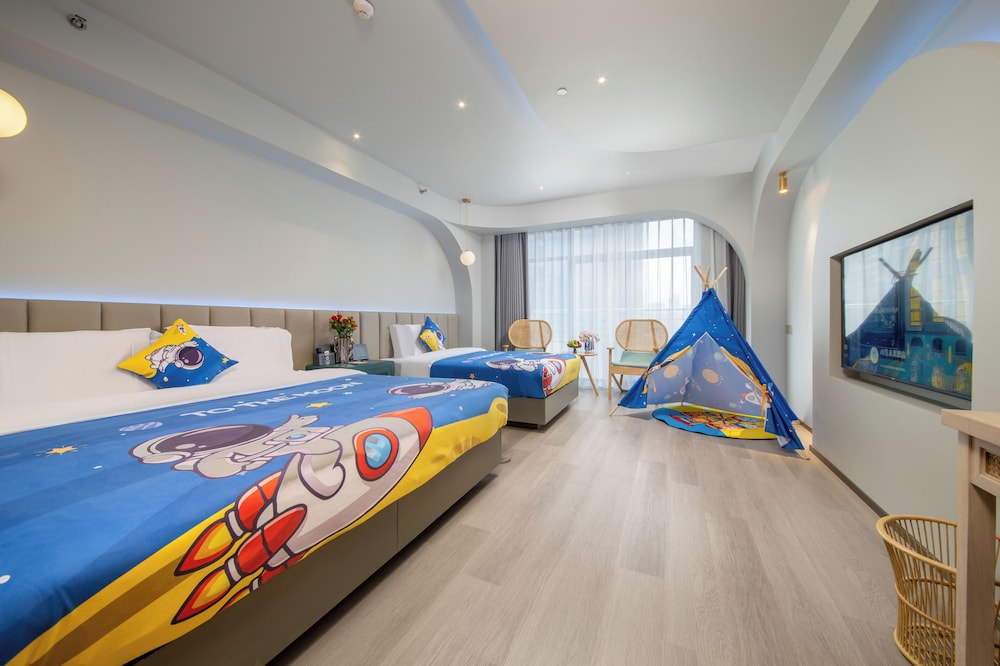 Family Triple Room, City View