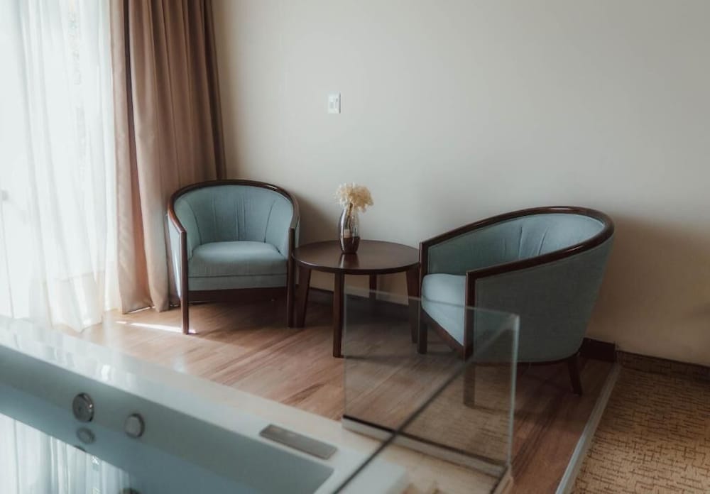 Deluxe Suite, Pool View photo 2