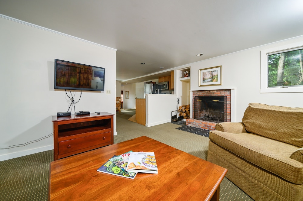 Club Double Room, 2 Double Beds (Sports Wing) - Photo 7