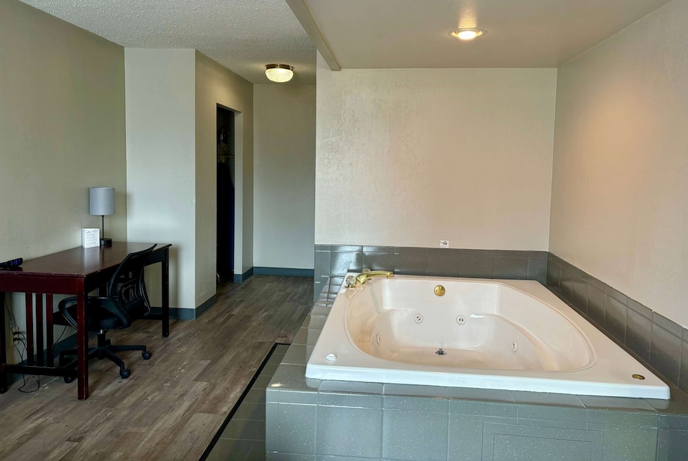 Studio Suite, 1 King Bed, Non Smoking, Jetted Tub photo 1
