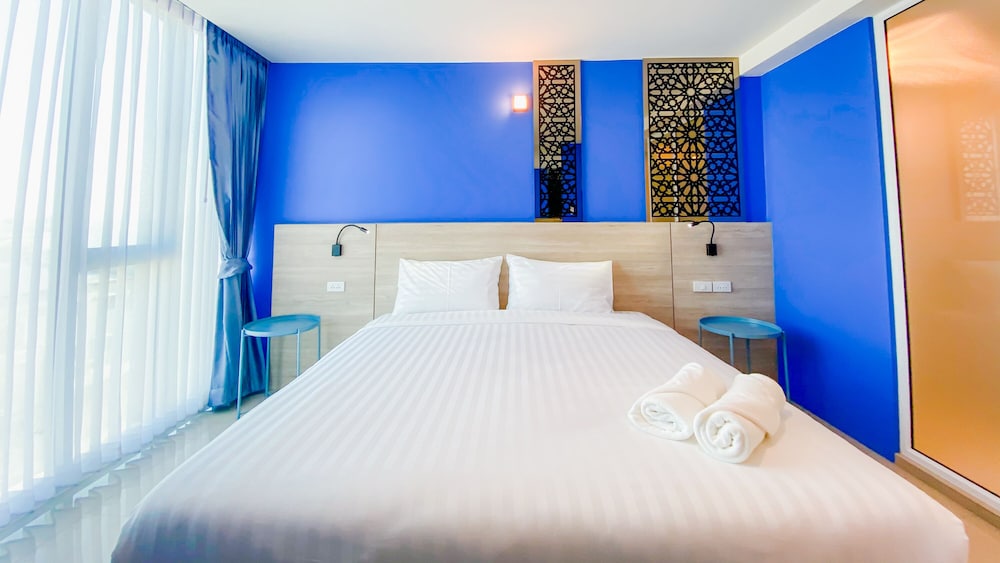Standard King Bed - Photo 7