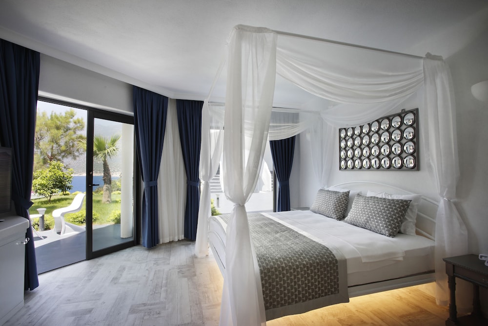 Suite, Jetted Tub, Partial Sea View photo 3