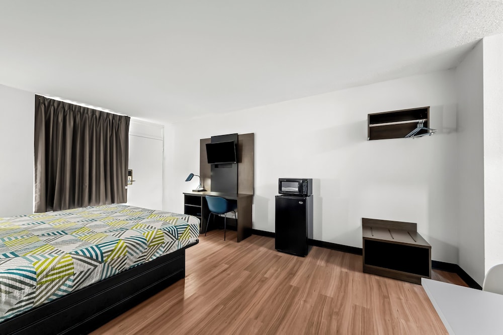 Deluxe Room, 1 King Bed, Smoking, Refrigerator & Microwave photo 3