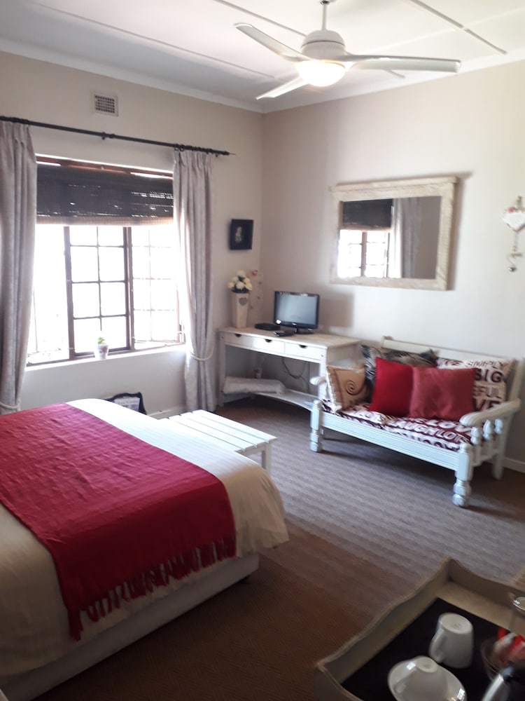 Deluxe Room, 1 Queen Bed photo 1