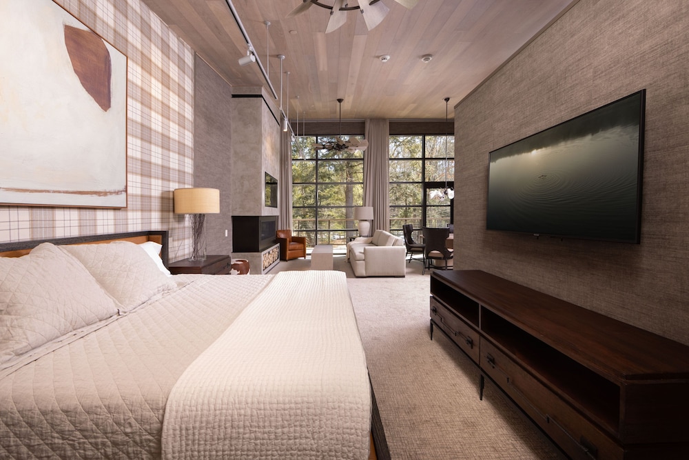 Signature Studio Suite, 1 King Bed with Sofa bed, Fireplace photo 1