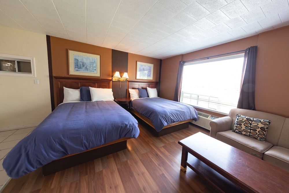 Family Room, Multiple Beds, Private Bathroom photo 1