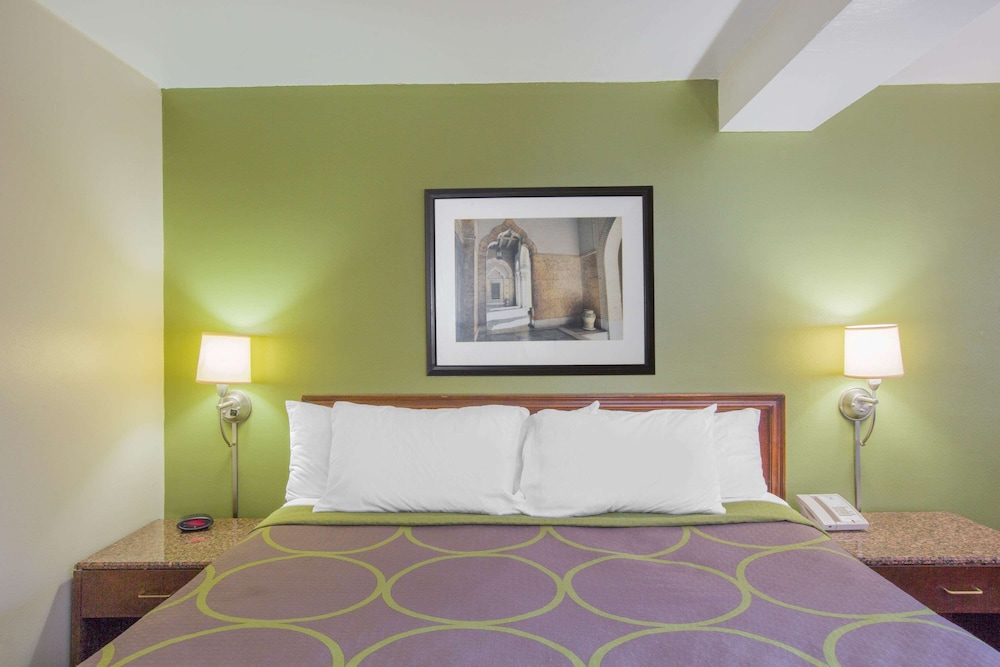 Room, 1 King Bed, Refrigerator, Poolside photo 1