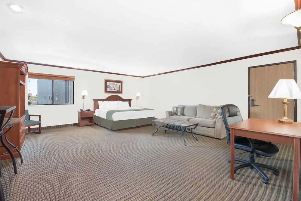 Studio Suite, 1 King Bed, Non Smoking - Photo 2