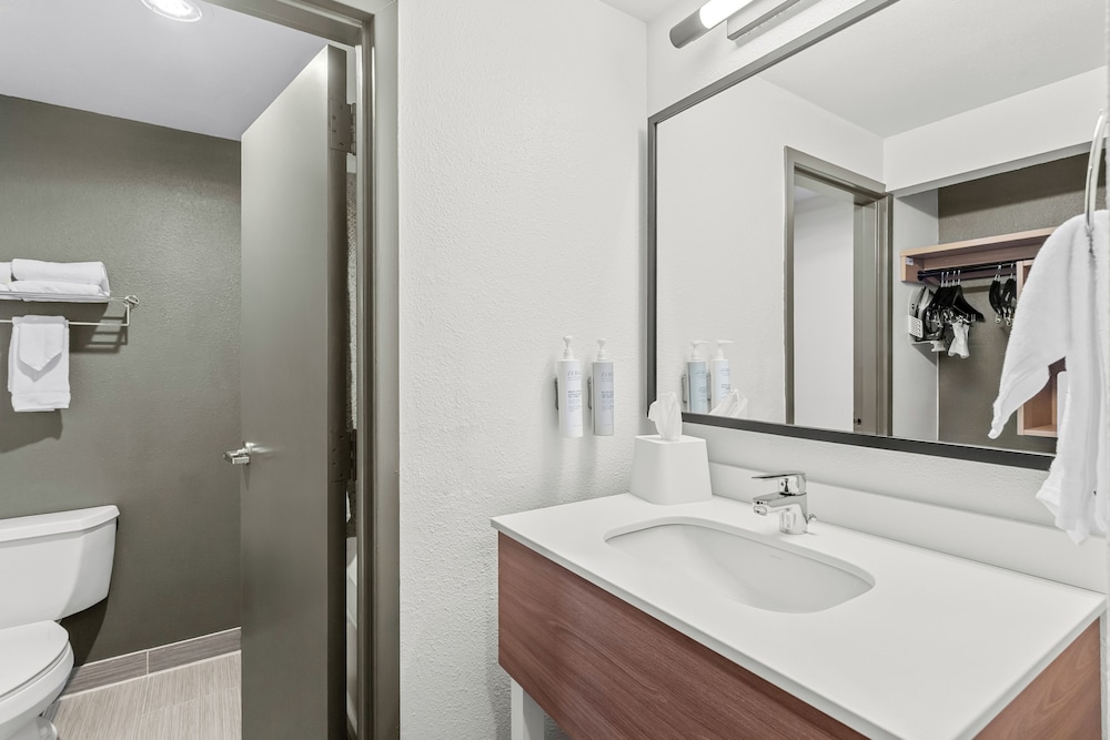 Room, 1 King Bed, Accessible, Bathtub (Mobility) photo 1