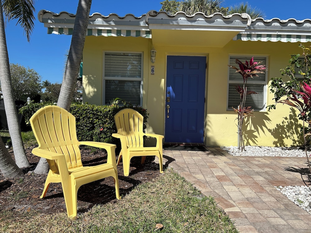 Deluxe Studio, 1 Queen Bed with Sofa bed, Resort View, Beachfront