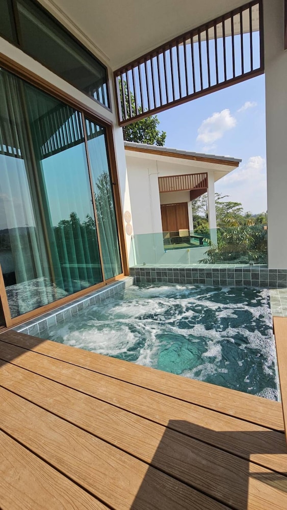 Deluxe Jacuzzi Room photo 2