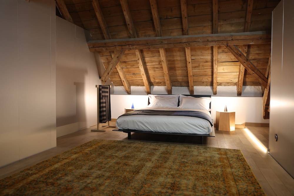 Suite, 1 Queen Bed with Sofa bed, Mountain View photo 1