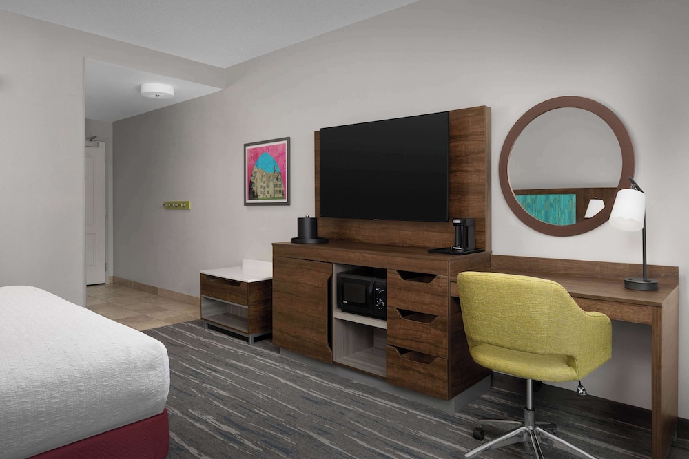 Room, 1 King Bed, Accessible (Hearing Accessible, 6th Floor) - Photo 3
