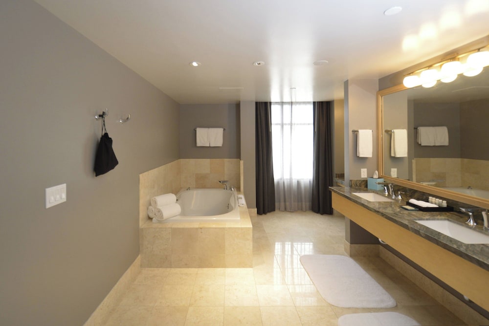 Suite, 1 King Bed, Corner - Photo 7
