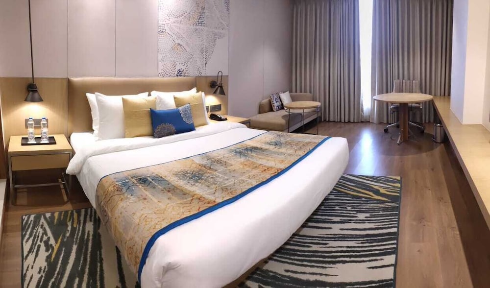 Grand Room, 1 King Bed photo 1